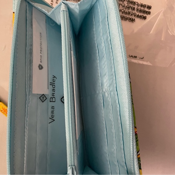 Brand New Vera Bradley RFID Accordion Wristlet in Lemon Grove 🍋🍋🍋 - Picture 7 of 9